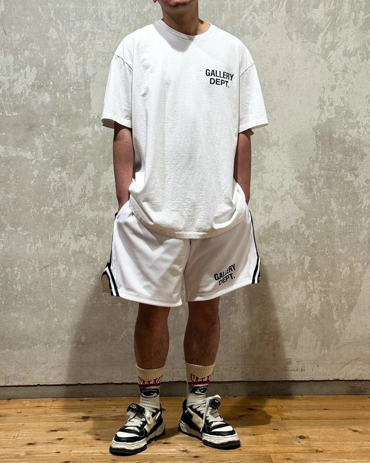 GALLERY DEPT. VENICE COURT SHORTS English mesh shorts Logo webbing wide-leg basketball shorts Black and white S-XL Original molding Loose wide-leg version American boys' first choice Breathable mesh fabric Superimposed soft material inside Comfortable and easy to match Custom-woven original consistent webbing/main mark/component wash mark Details are enlarged to follow